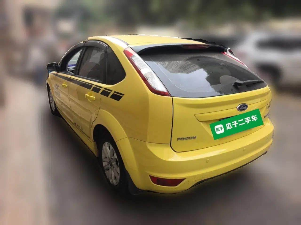 Ford Focus 2011 Hatchback 1.8L Automatic Fashion Edition — миниатюра 4