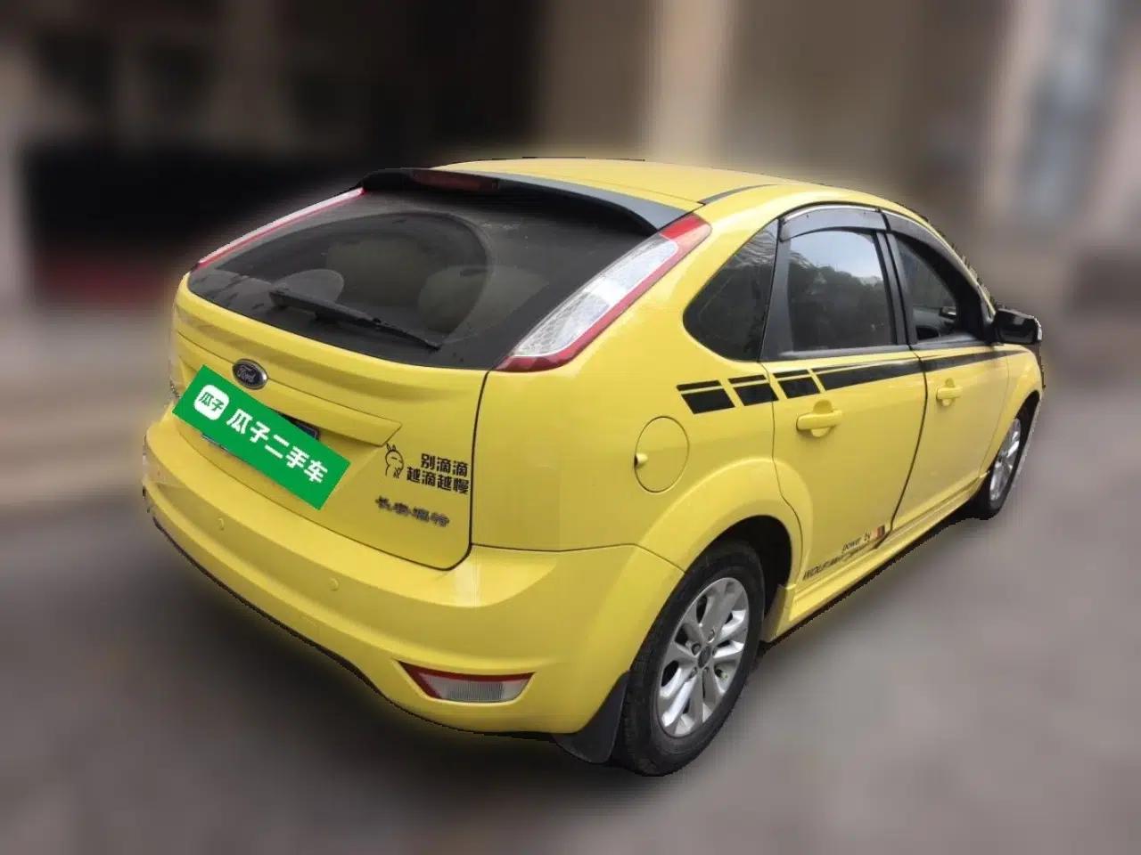 Ford Focus 2011 Hatchback 1.8L Automatic Fashion Edition — миниатюра 6