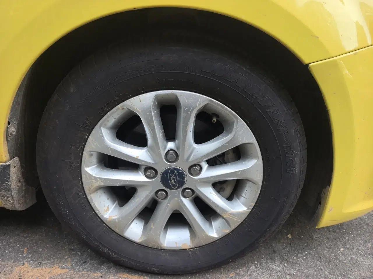 Ford Focus 2011 Hatchback 1.8L Automatic Fashion Edition — миниатюра 8