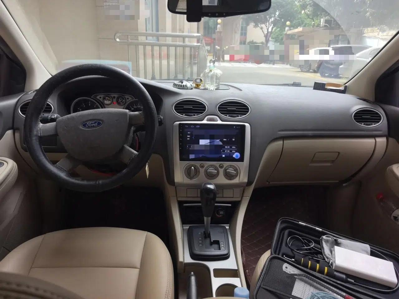 Ford Focus 2011 Hatchback 1.8L Automatic Fashion Edition — миниатюра 9