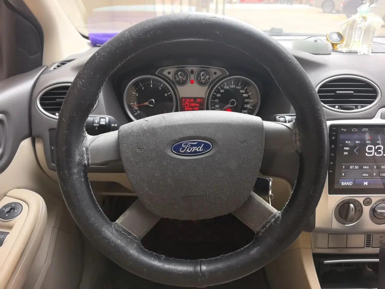 Ford Focus 2011 Hatchback 1.8L Automatic Fashion Edition — миниатюра 10