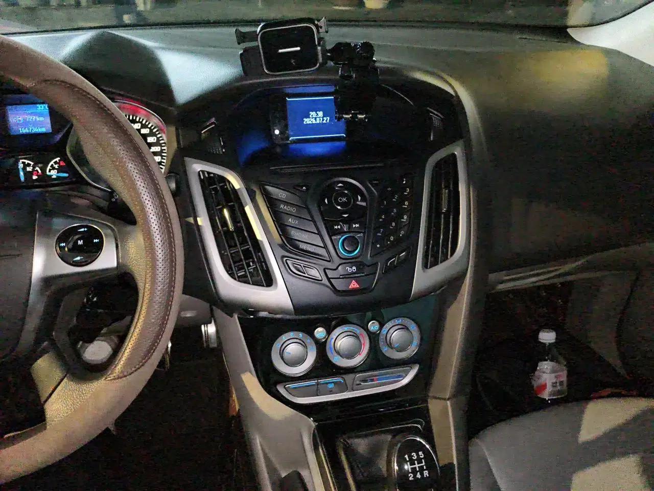 Ford Focus 2012 Sedan 1.6L Manual Comfort Model — миниатюра 13