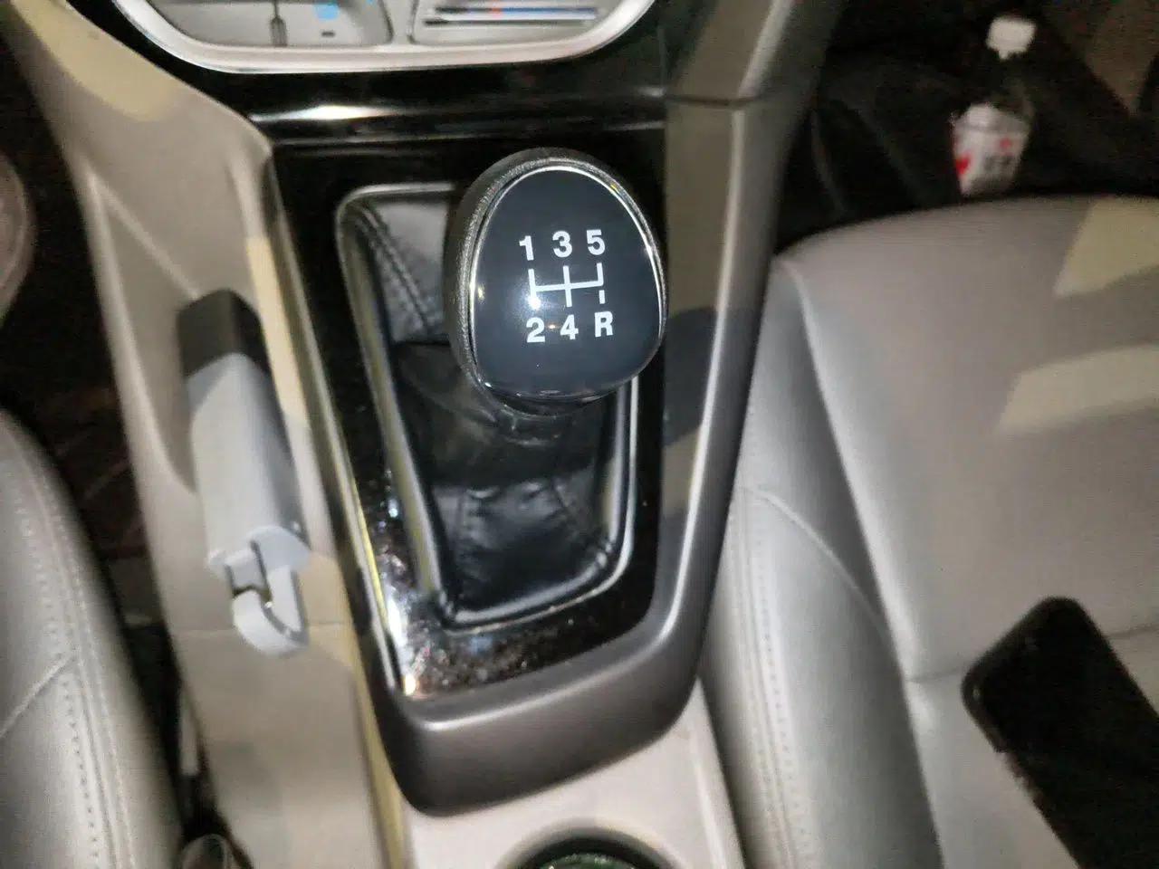 Ford Focus 2012 Sedan 1.6L Manual Comfort Model — миниатюра 14