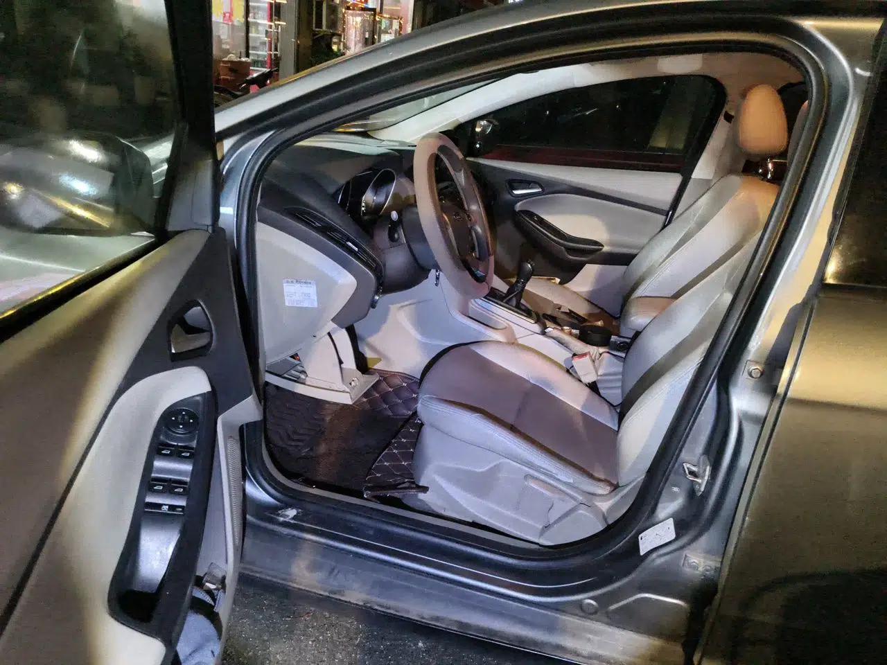 Ford Focus 2012 Sedan 1.6L Manual Comfort Model — миниатюра 16