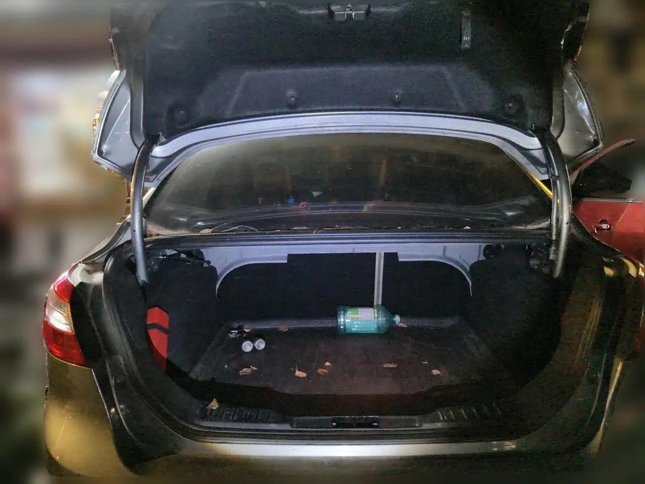 Ford Focus 2012 Sedan 1.6L Manual Comfort Model — миниатюра 19