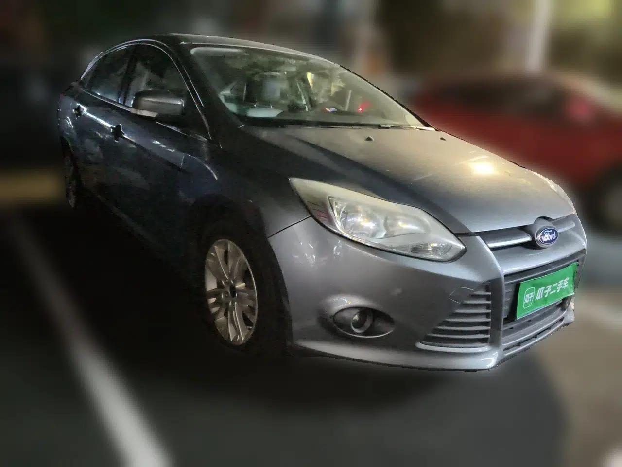 Ford Focus 2012 Sedan 1.6L Manual Comfort Model — миниатюра 3