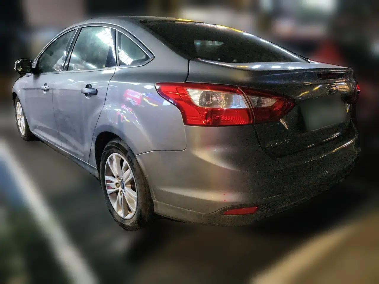 Ford Focus 2012 Sedan 1.6L Manual Comfort Model — миниатюра 4