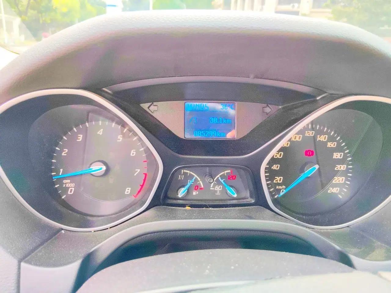 Ford Focus 2013 Sedan Classic 1.8L Automatic Base Model — миниатюра 11