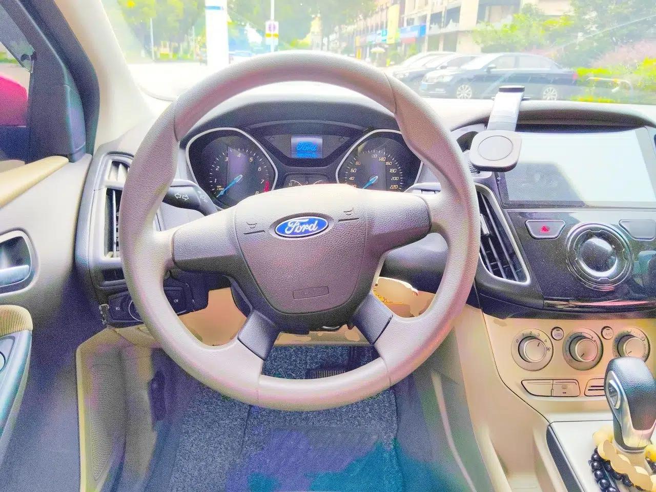 Ford Focus 2013 Sedan Classic 1.8L Automatic Base Model — миниатюра 10