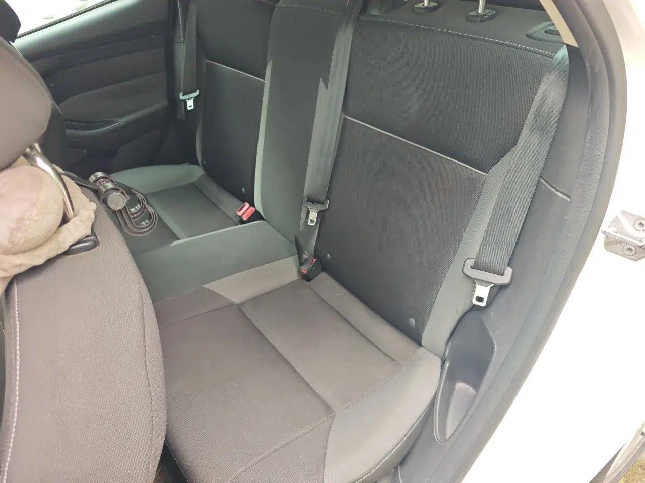 Ford Focus 2012 Hatchback 1.6L Automatic Comfort Model — миниатюра 17