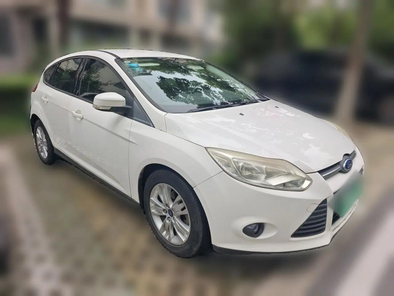Ford Focus 2012 Hatchback 1.6L Automatic Comfort Model — миниатюра 3