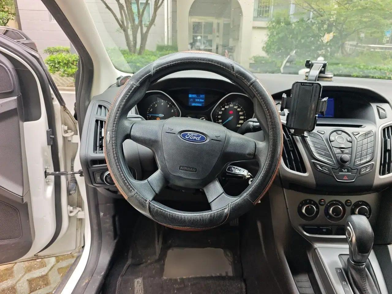 Ford Focus 2012 Hatchback 1.6L Automatic Comfort Model — миниатюра 10