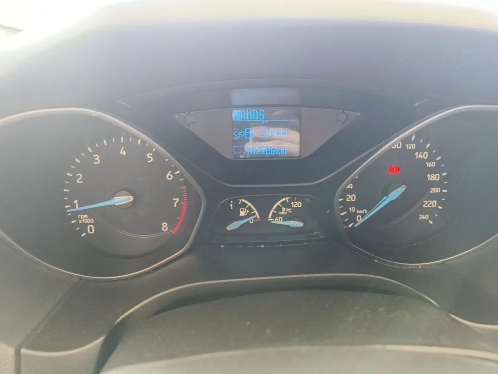 Ford Focus 2015 Sedan 1.6L Automatic Trend Model — миниатюра 14
