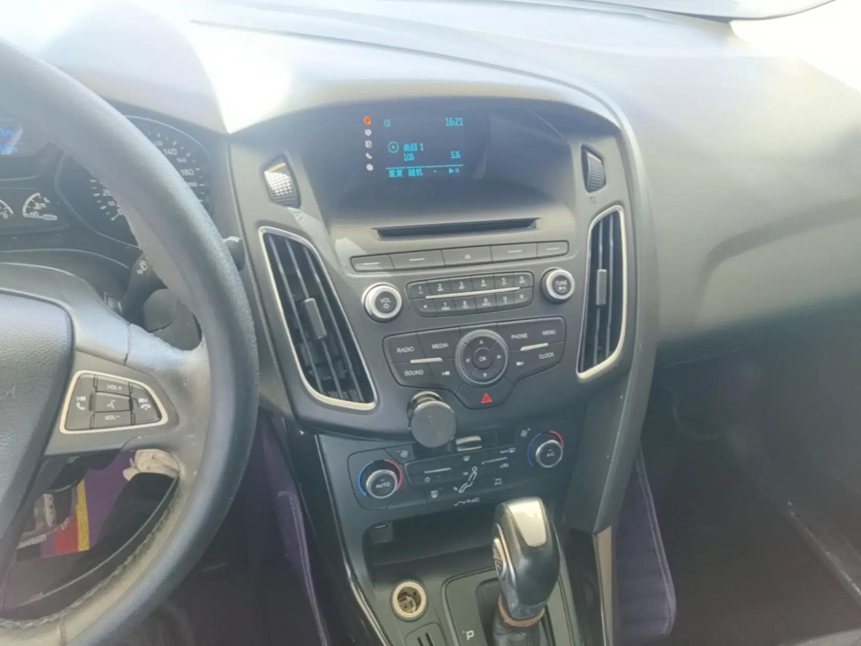 Ford Focus 2015 Sedan 1.6L Automatic Trend Model — миниатюра 15