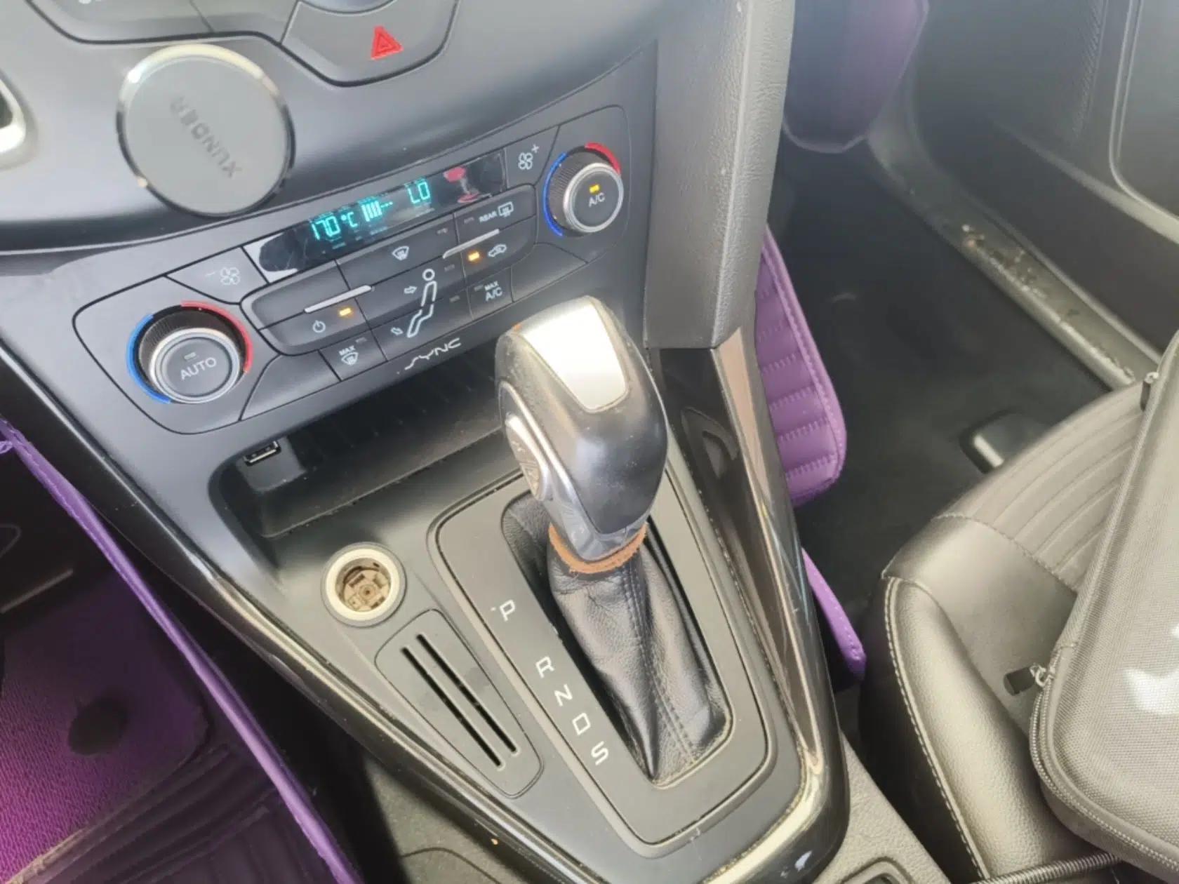 Ford Focus 2015 Sedan 1.6L Automatic Trend Model — миниатюра 16
