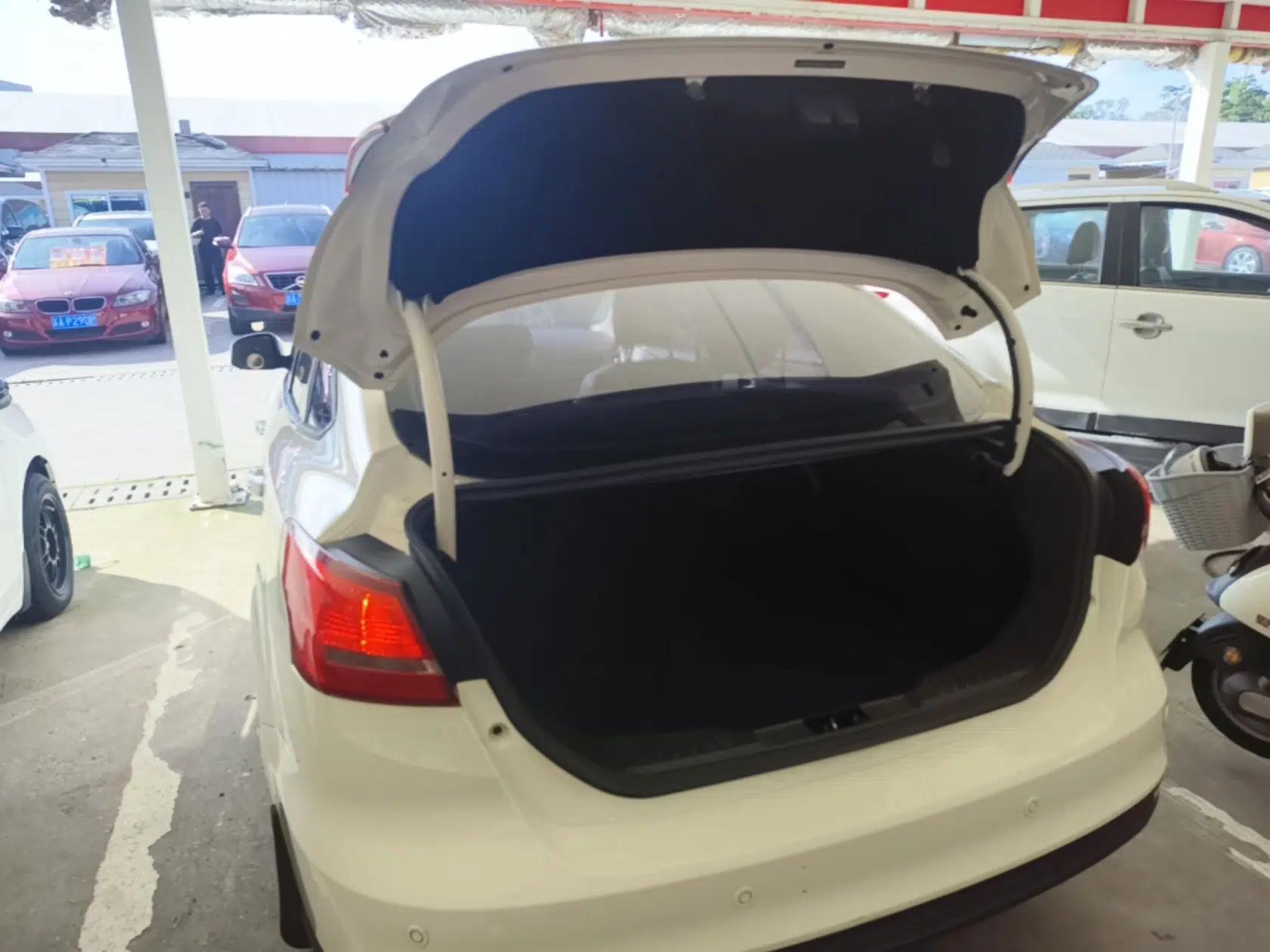 Ford Focus 2015 Sedan 1.6L Automatic Trend Model — миниатюра 22