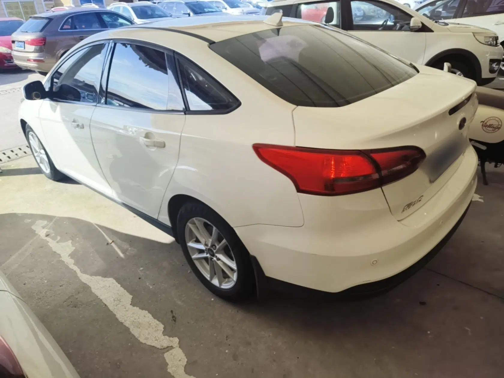 Ford Focus 2015 Sedan 1.6L Automatic Trend Model — миниатюра 4