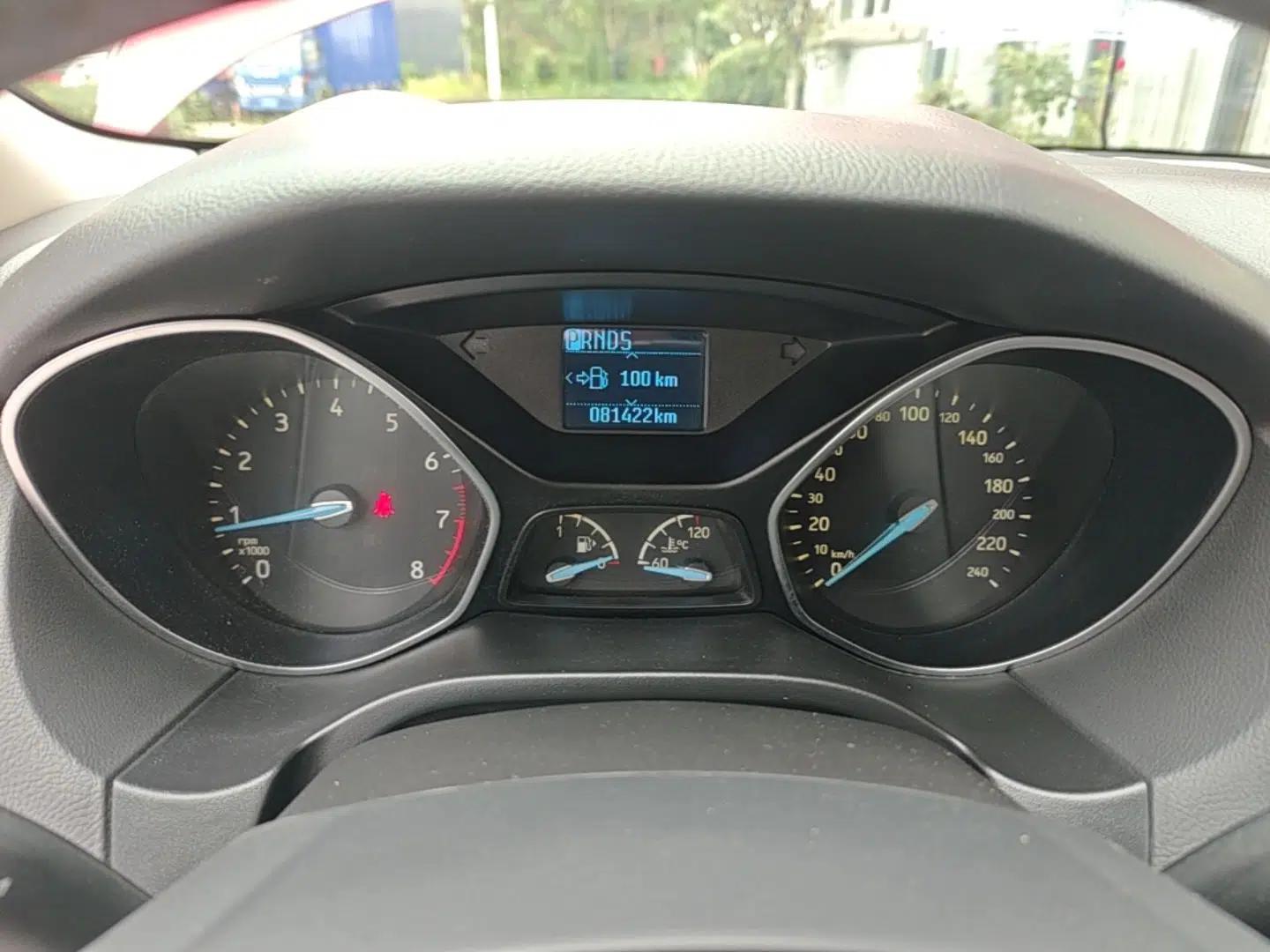 Ford Focus 2017 Sedan 1.6L Automatic Fashion Edition Smart Drive Version — миниатюра 14