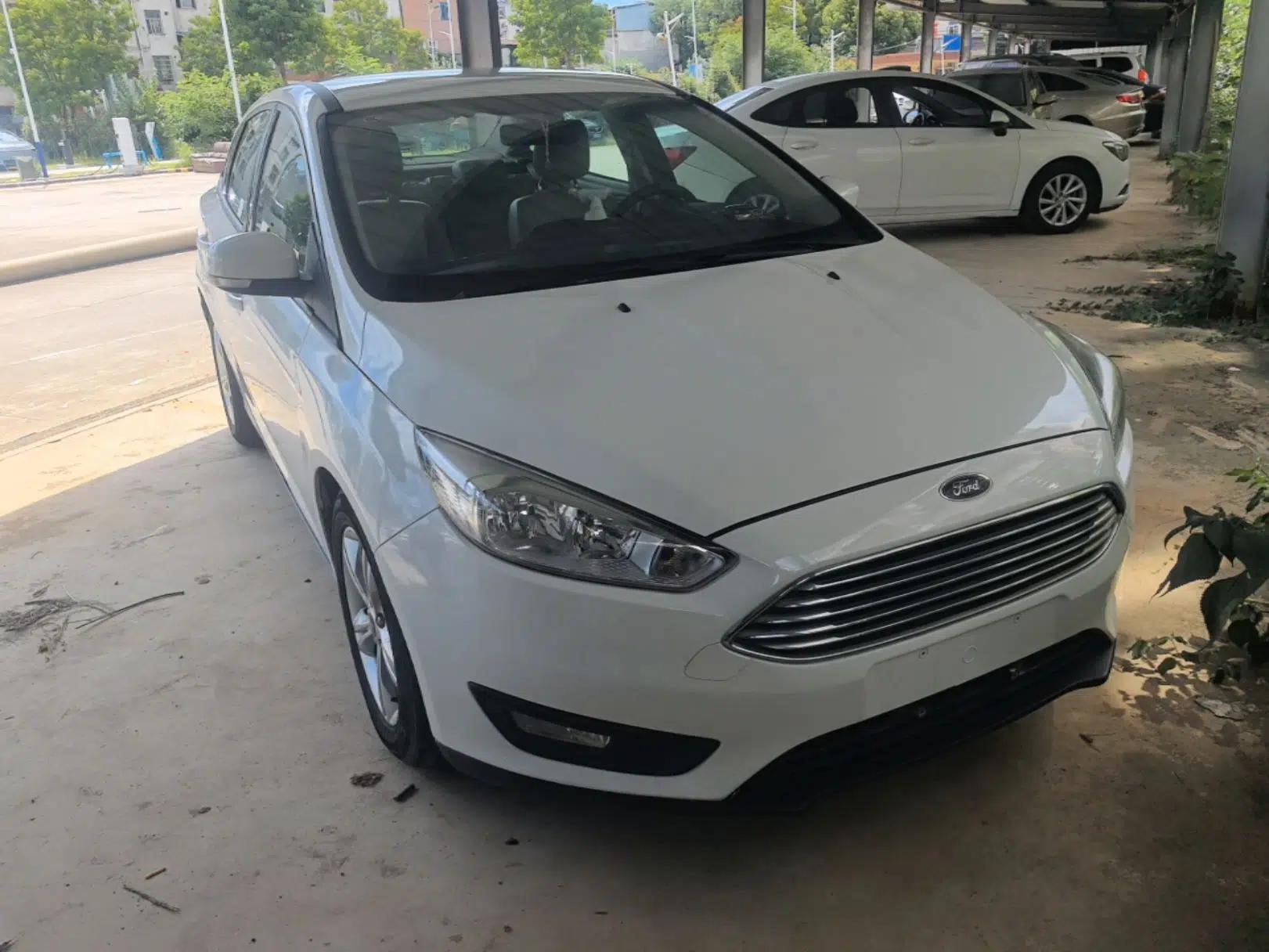 Ford Focus 2015 Sedan 1.6L Automatic Comfort Model — миниатюра 12
