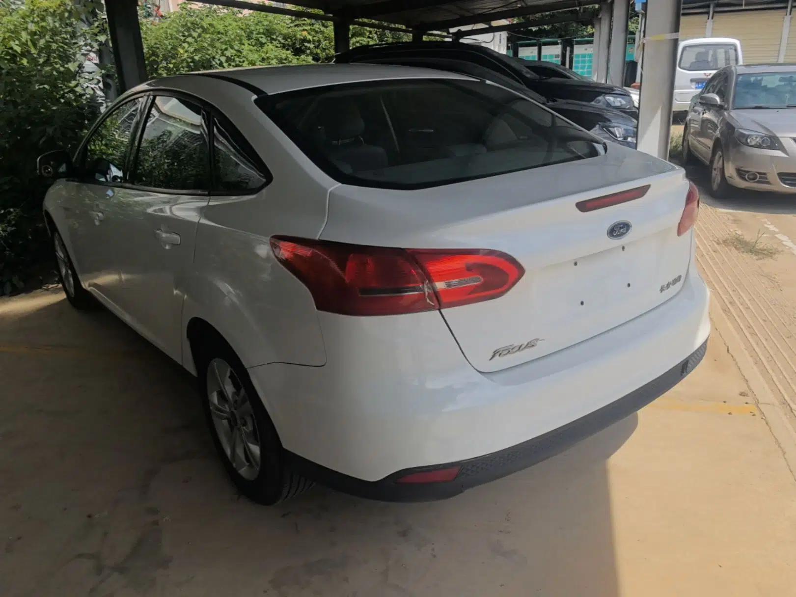 Ford Focus 2015 Sedan 1.6L Automatic Comfort Model — миниатюра 4