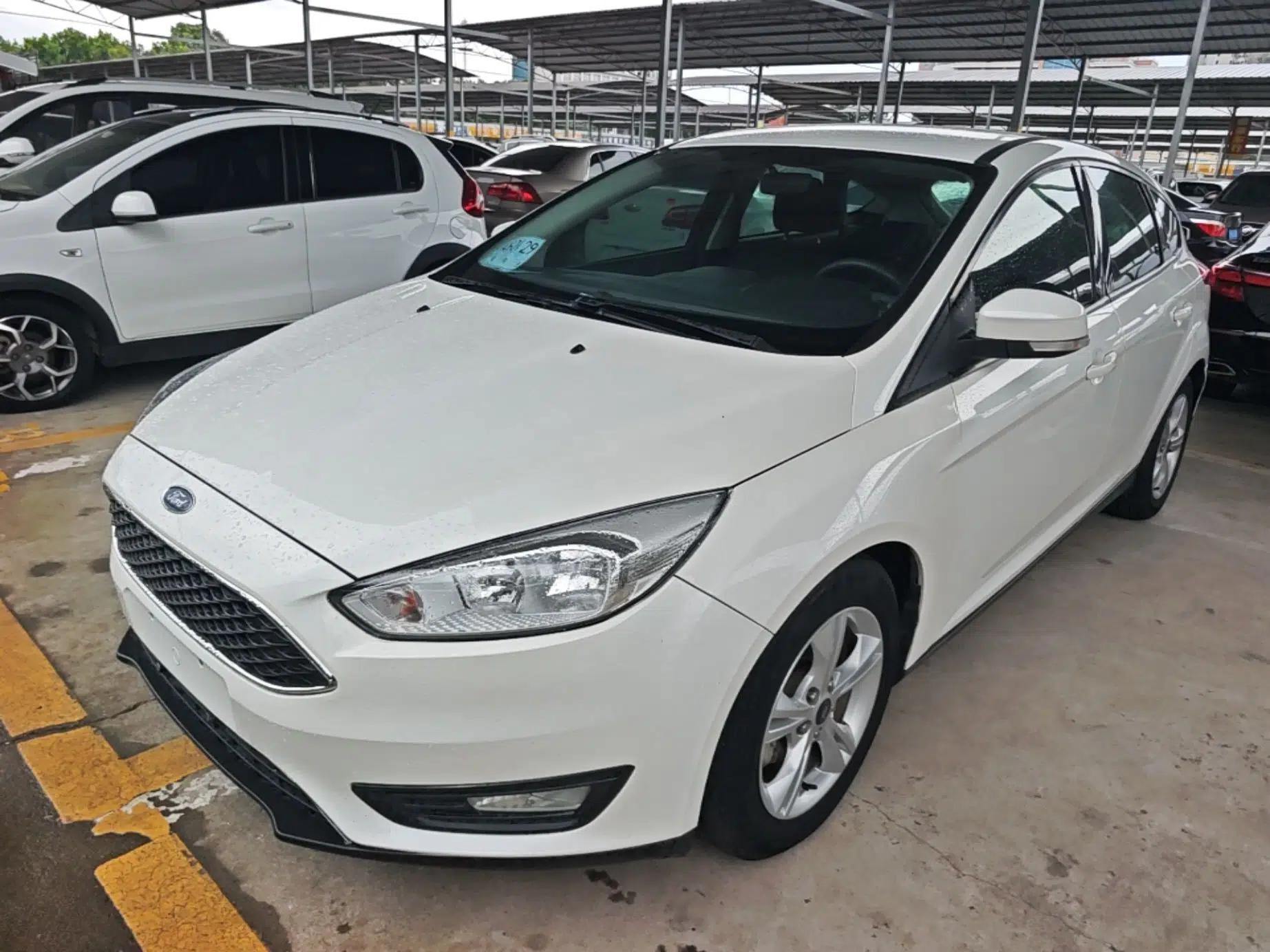 Ford Focus 2015 Hatchback 1.6L Automatic Comfort Model — миниатюра 1