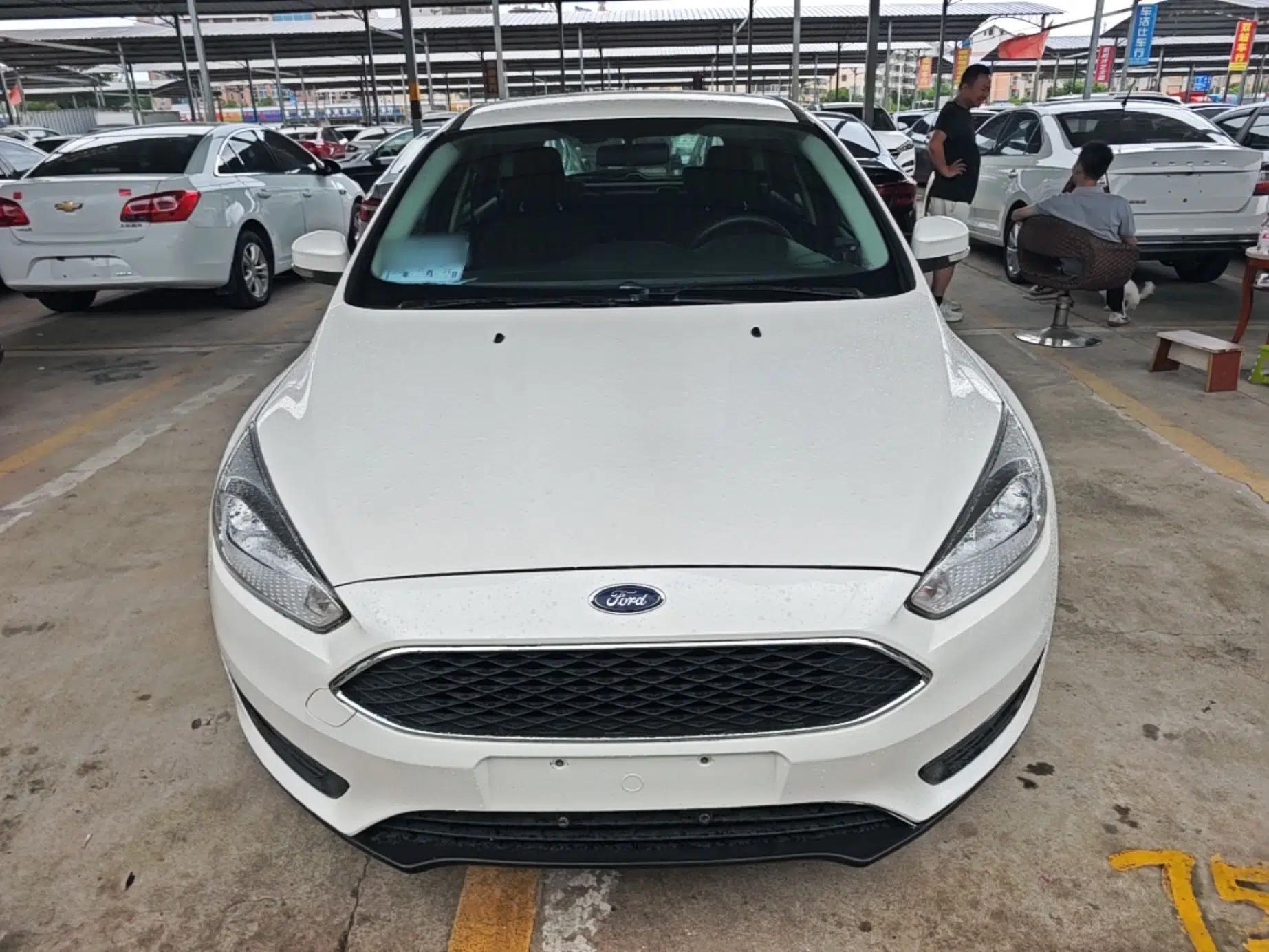 Ford Focus 2015 Hatchback 1.6L Automatic Comfort Model — миниатюра 2
