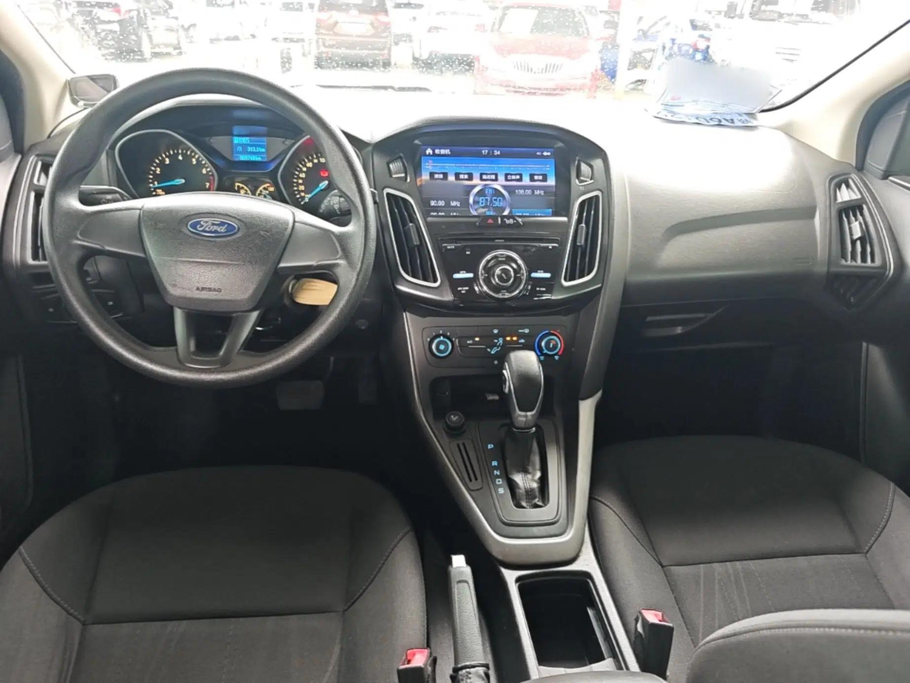 Ford Focus 2015 Hatchback 1.6L Automatic Comfort Model — миниатюра 12