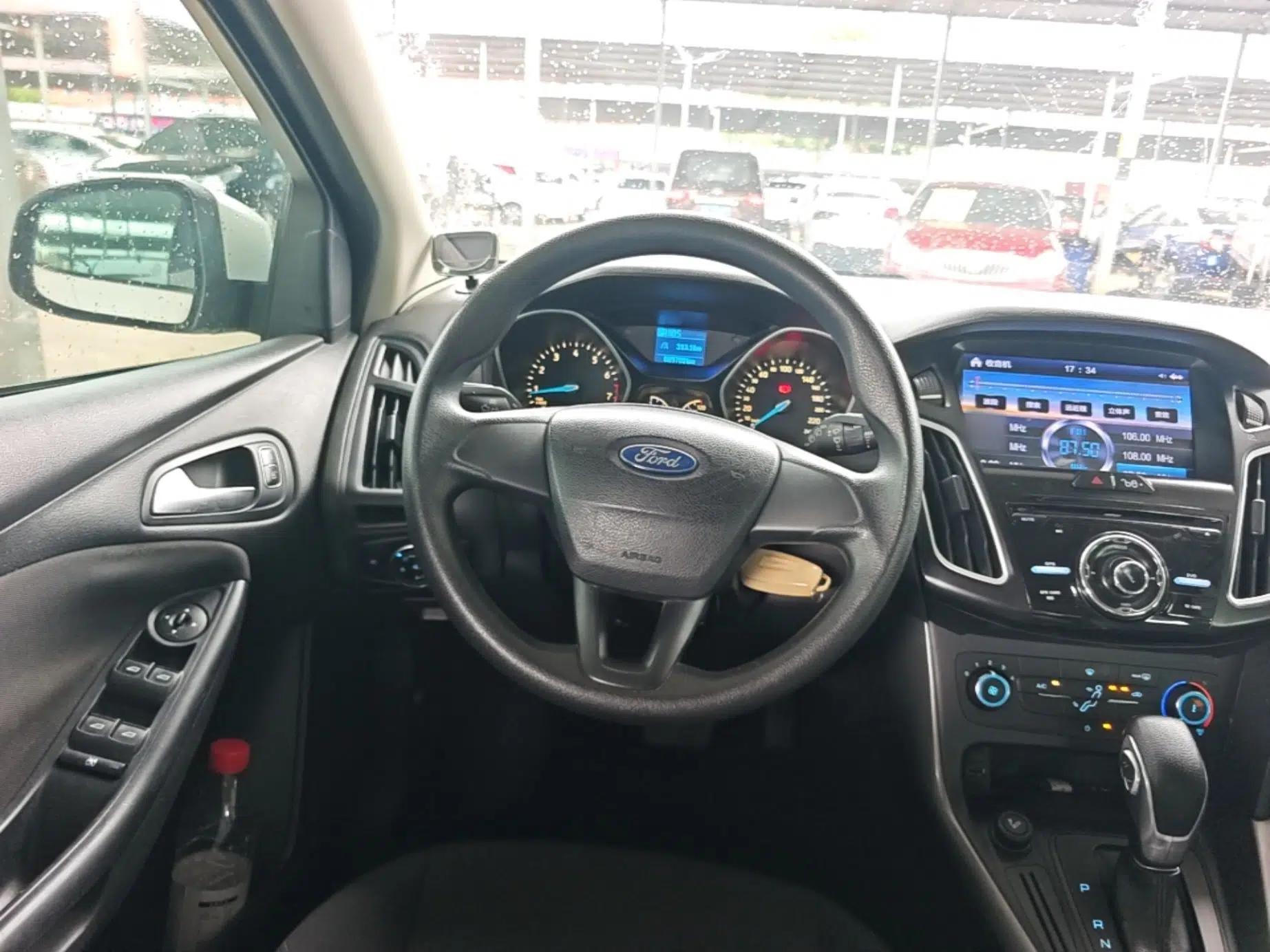 Ford Focus 2015 Hatchback 1.6L Automatic Comfort Model — миниатюра 13
