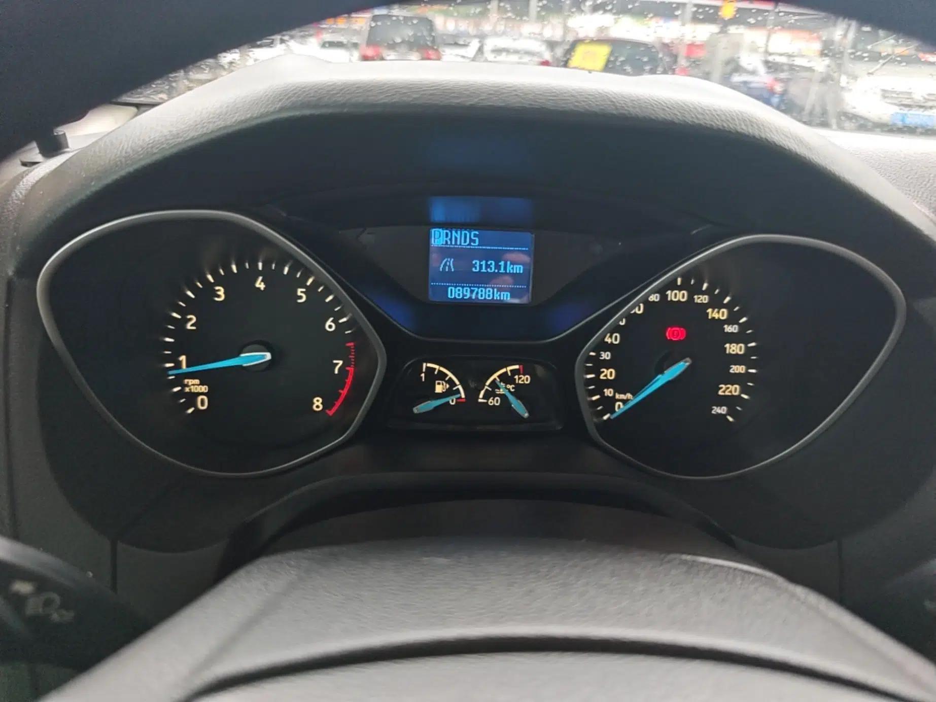 Ford Focus 2015 Hatchback 1.6L Automatic Comfort Model — миниатюра 14