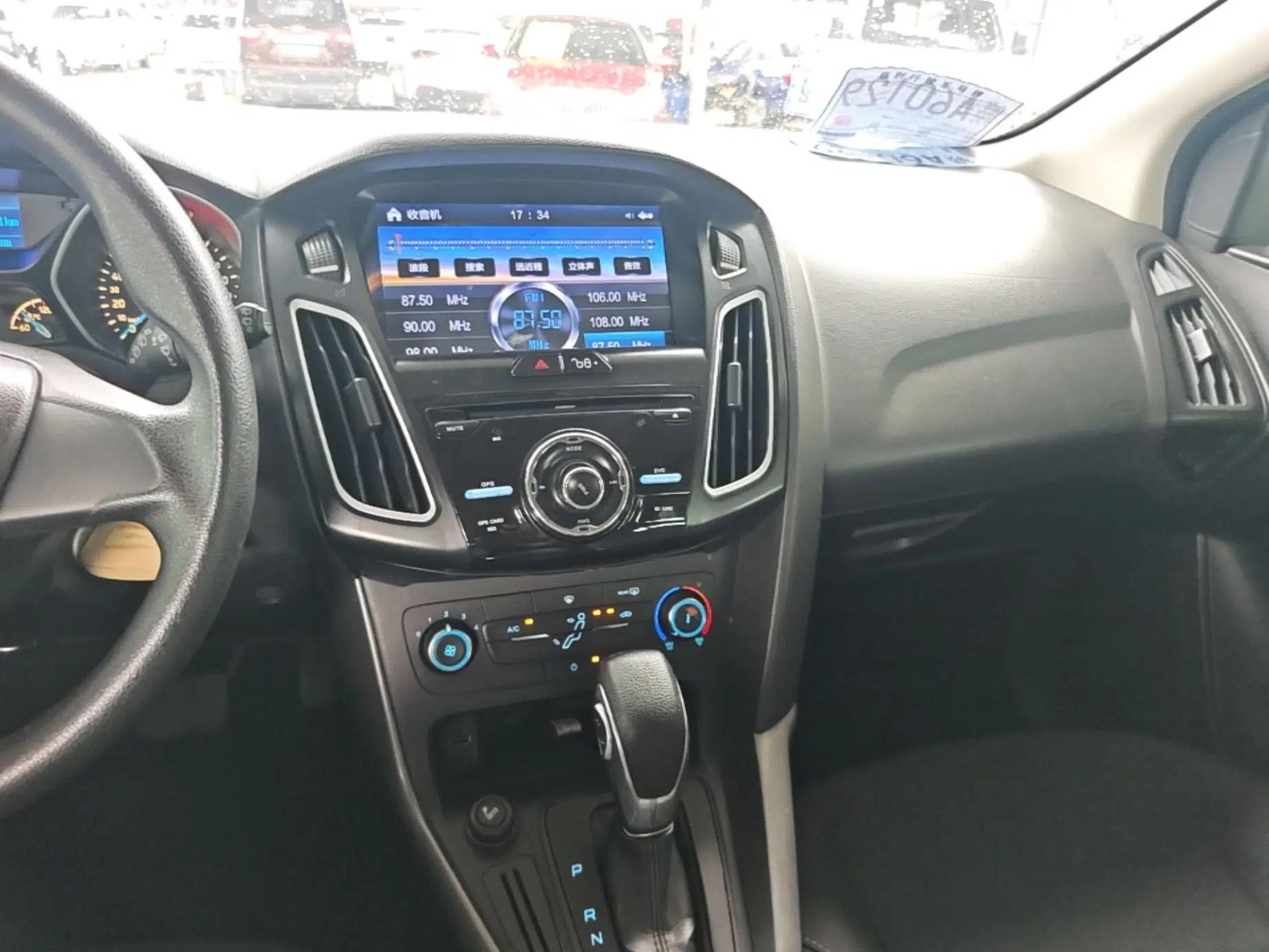 Ford Focus 2015 Hatchback 1.6L Automatic Comfort Model — миниатюра 15
