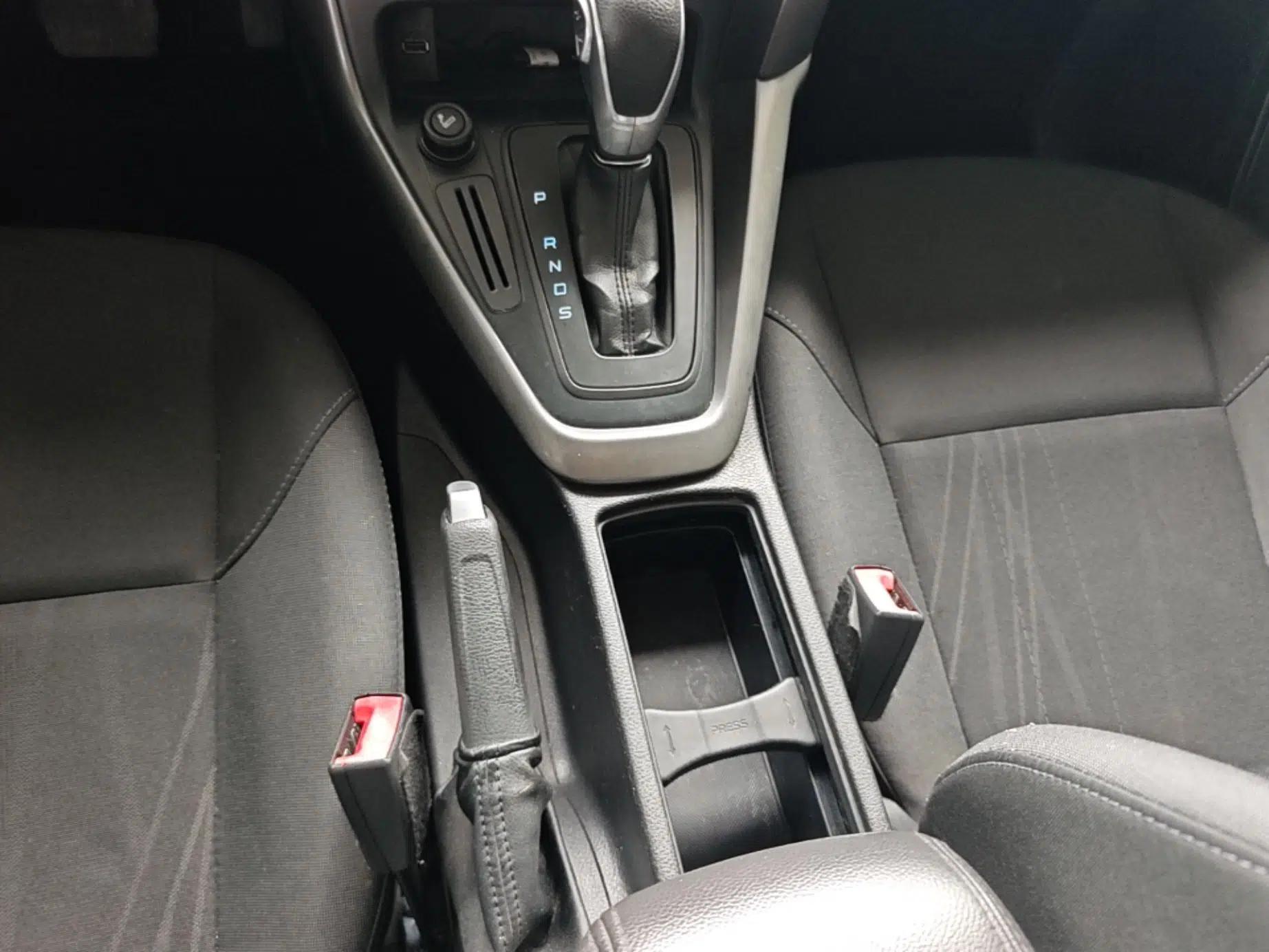 Ford Focus 2015 Hatchback 1.6L Automatic Comfort Model — миниатюра 16