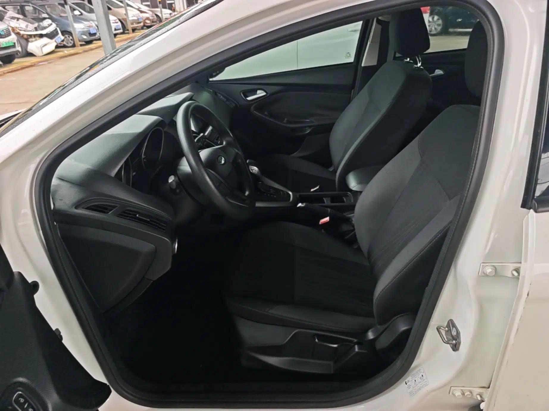 Ford Focus 2015 Hatchback 1.6L Automatic Comfort Model — миниатюра 17