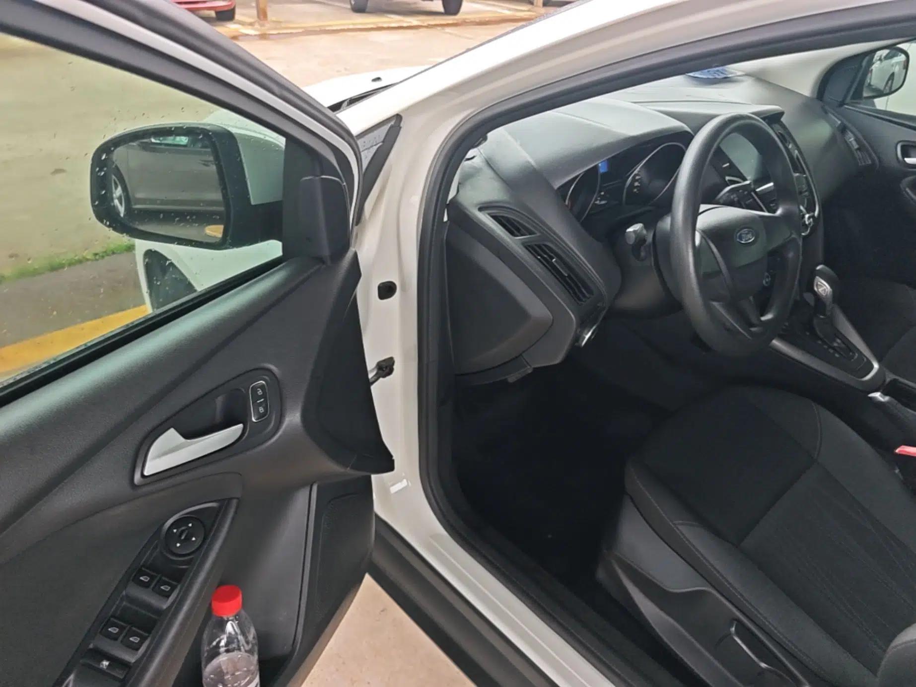 Ford Focus 2015 Hatchback 1.6L Automatic Comfort Model — миниатюра 18