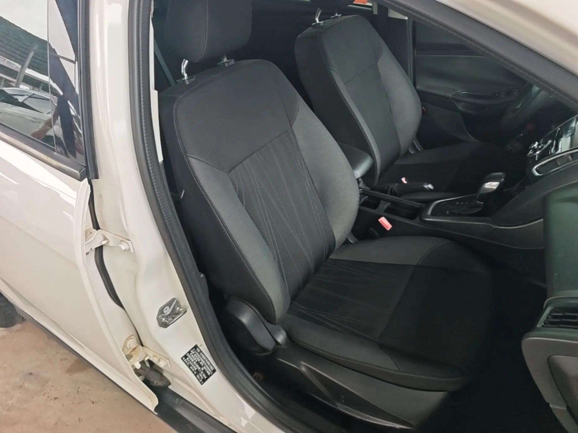 Ford Focus 2015 Hatchback 1.6L Automatic Comfort Model — миниатюра 19