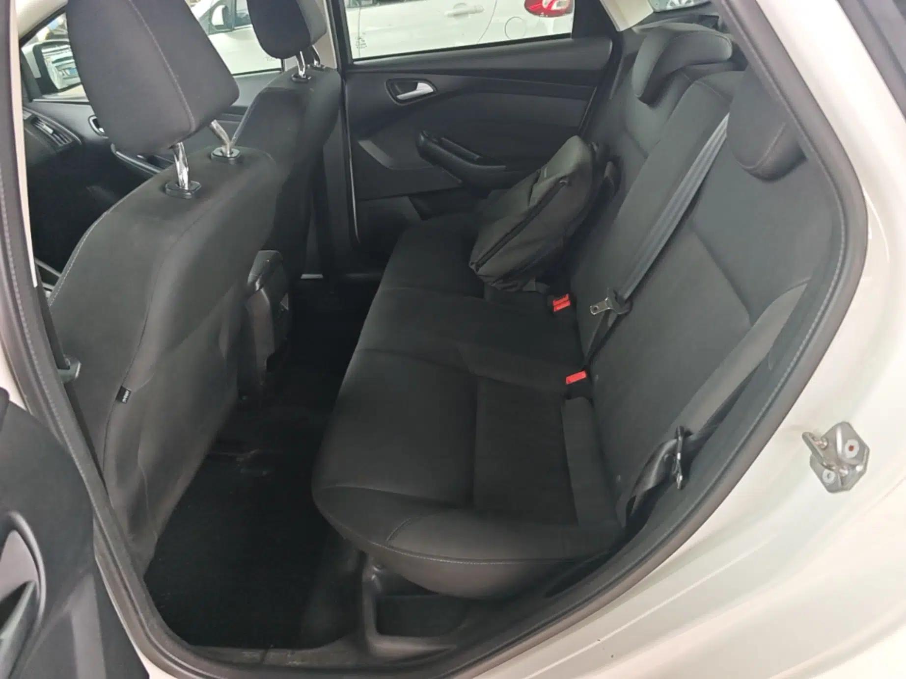 Ford Focus 2015 Hatchback 1.6L Automatic Comfort Model — миниатюра 20