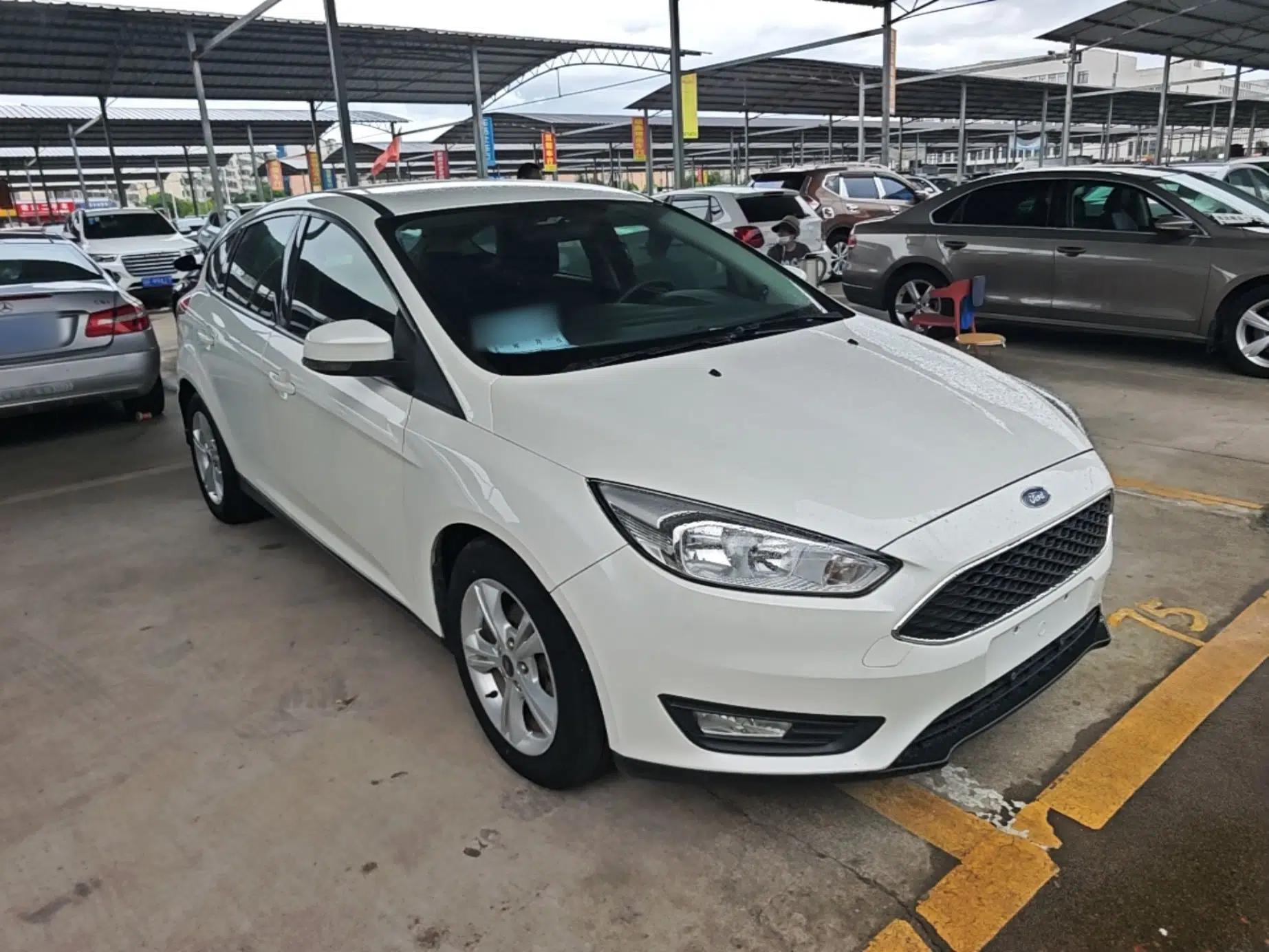 Ford Focus 2015 Hatchback 1.6L Automatic Comfort Model — миниатюра 3