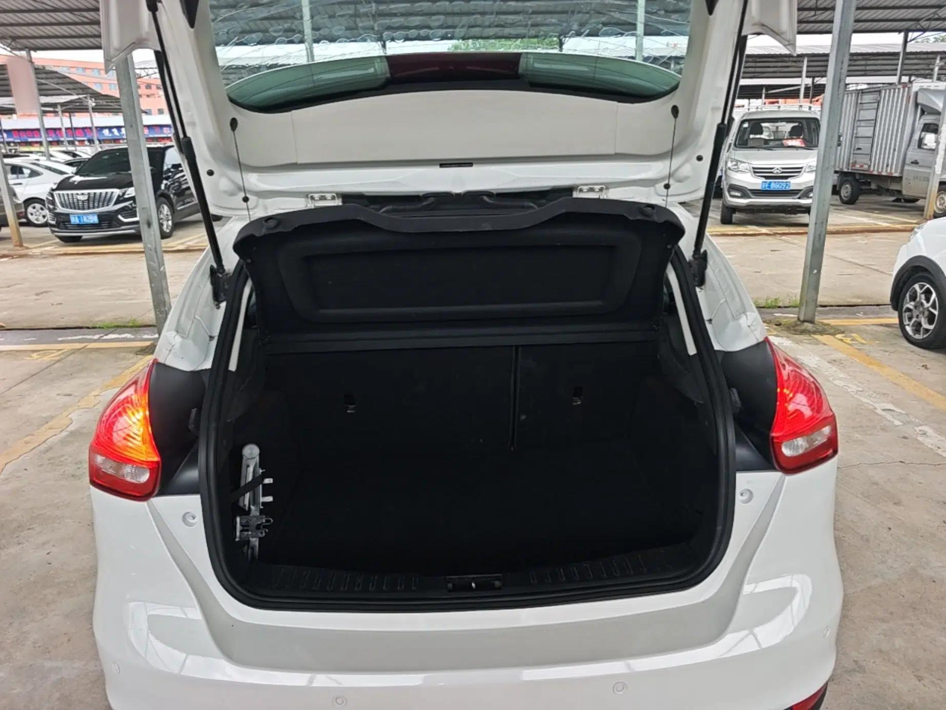 Ford Focus 2015 Hatchback 1.6L Automatic Comfort Model — миниатюра 22
