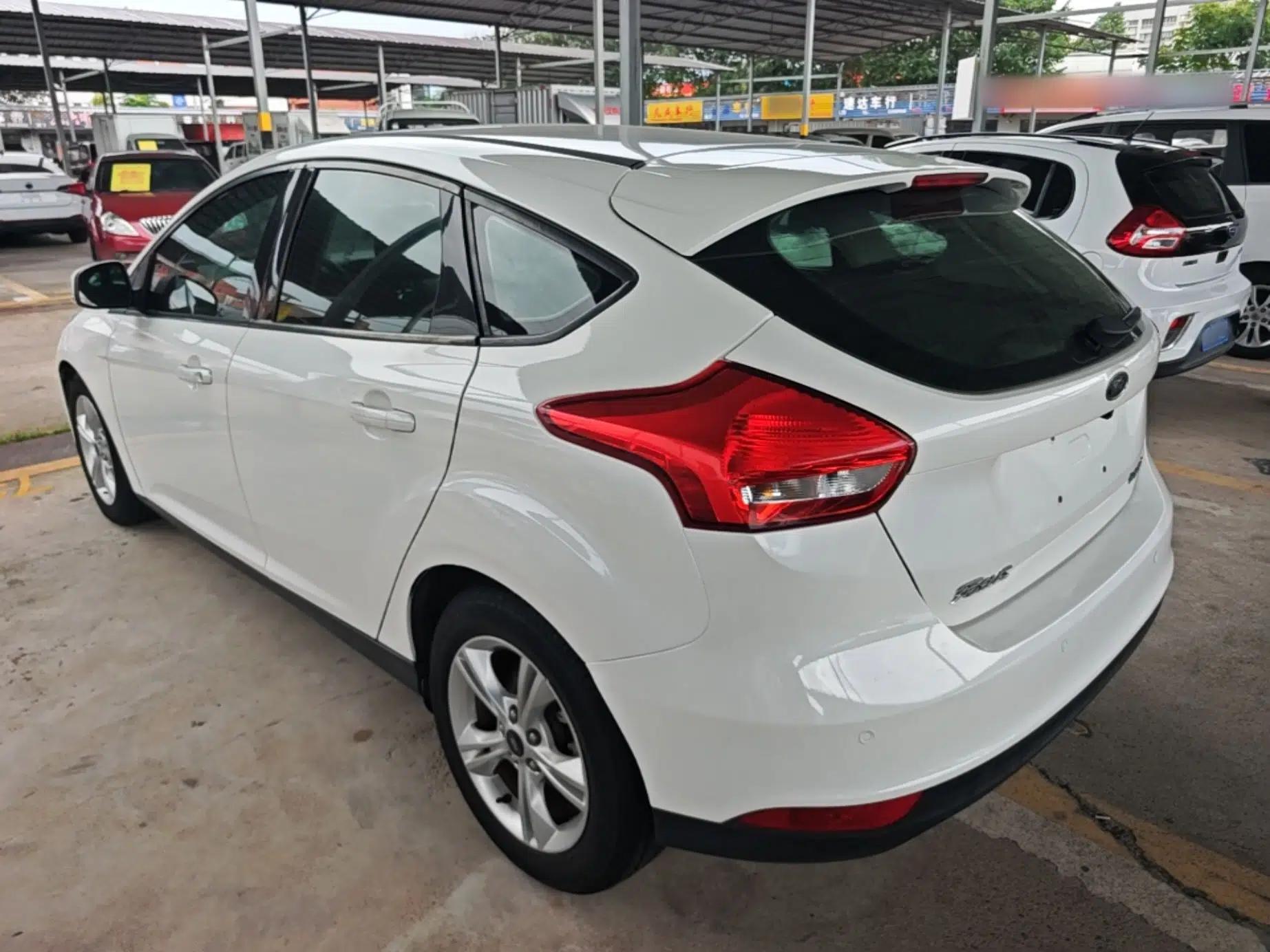 Ford Focus 2015 Hatchback 1.6L Automatic Comfort Model — миниатюра 4