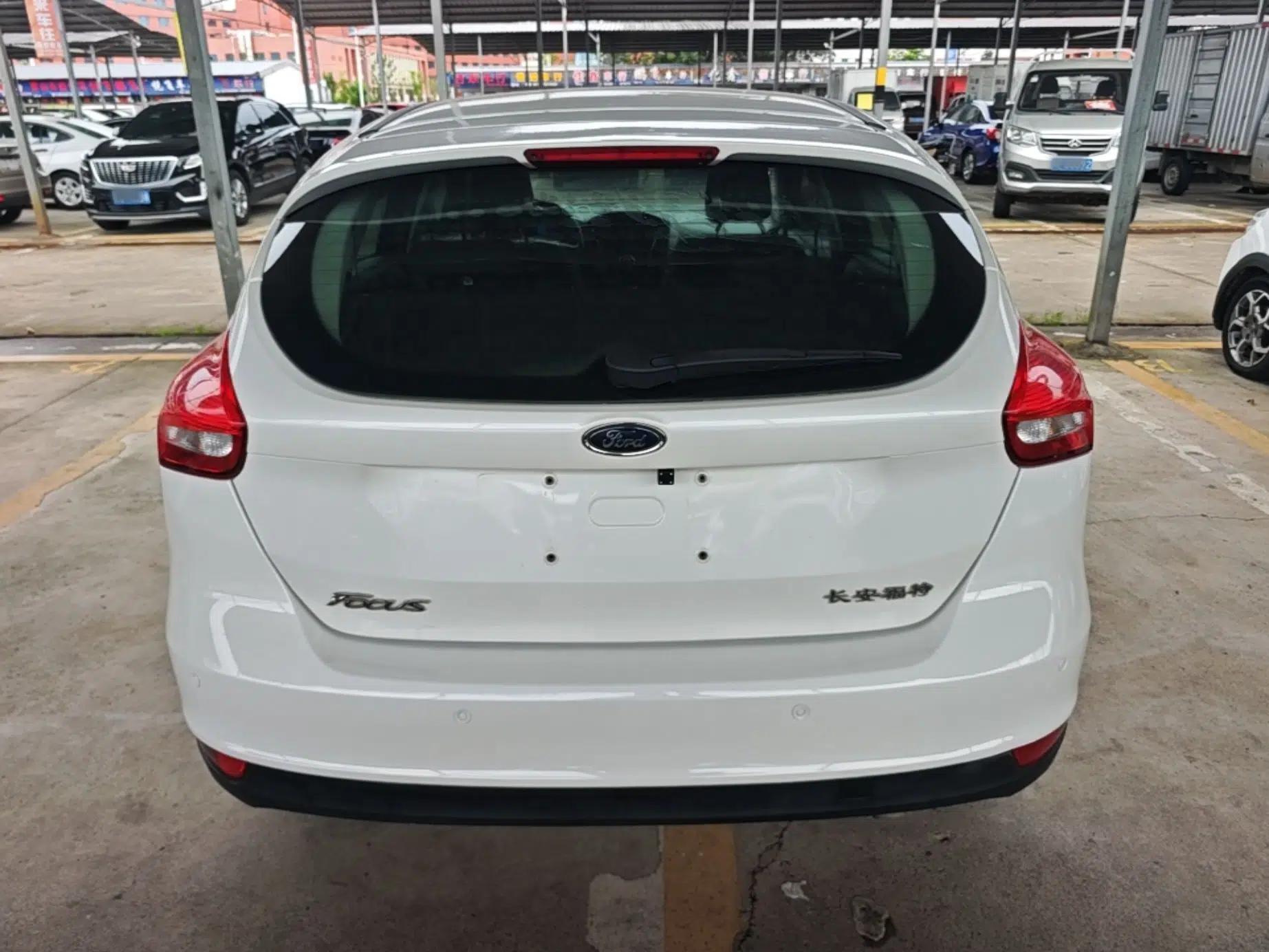 Ford Focus 2015 Hatchback 1.6L Automatic Comfort Model — миниатюра 5