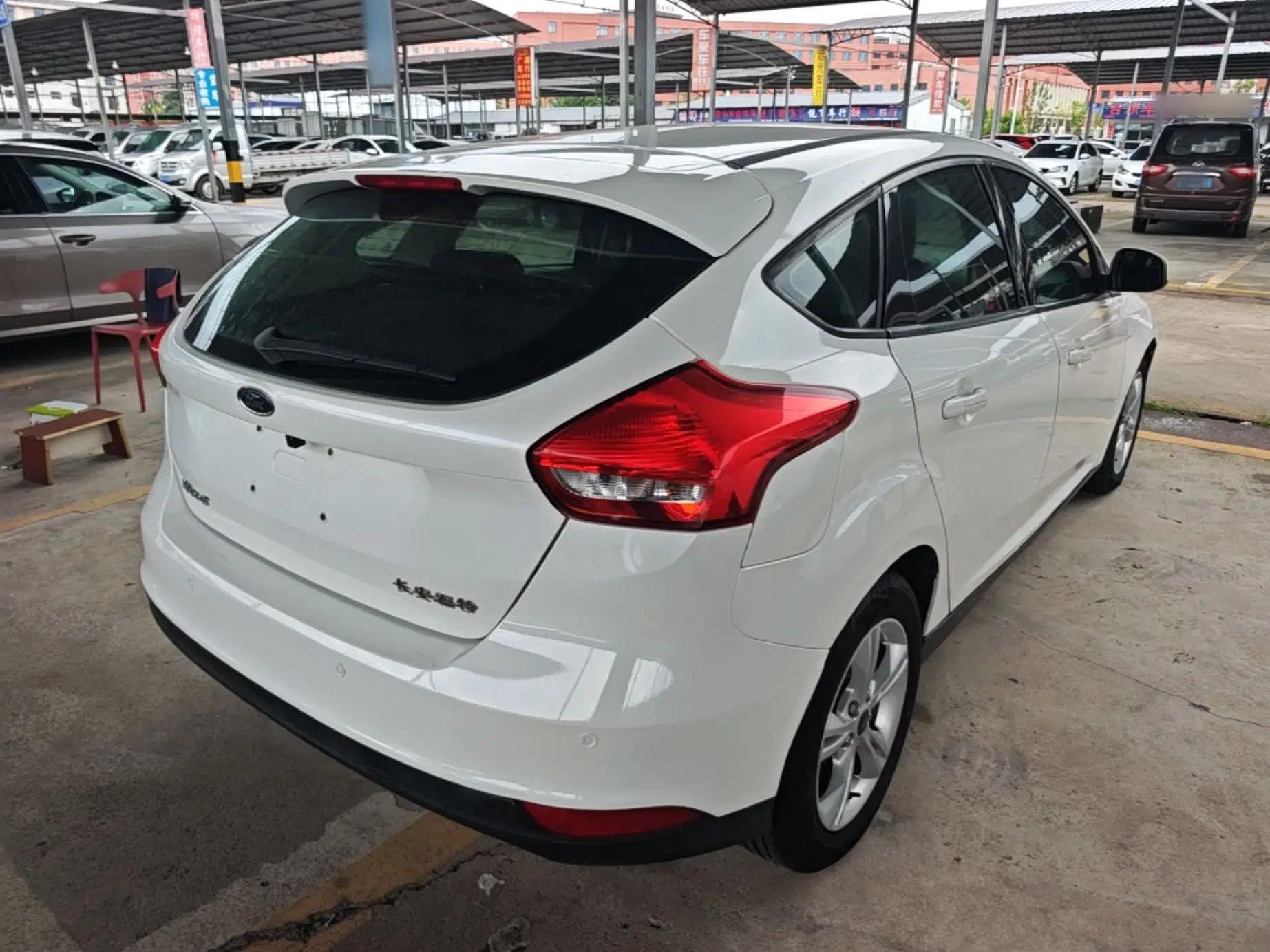 Ford Focus 2015 Hatchback 1.6L Automatic Comfort Model — миниатюра 6