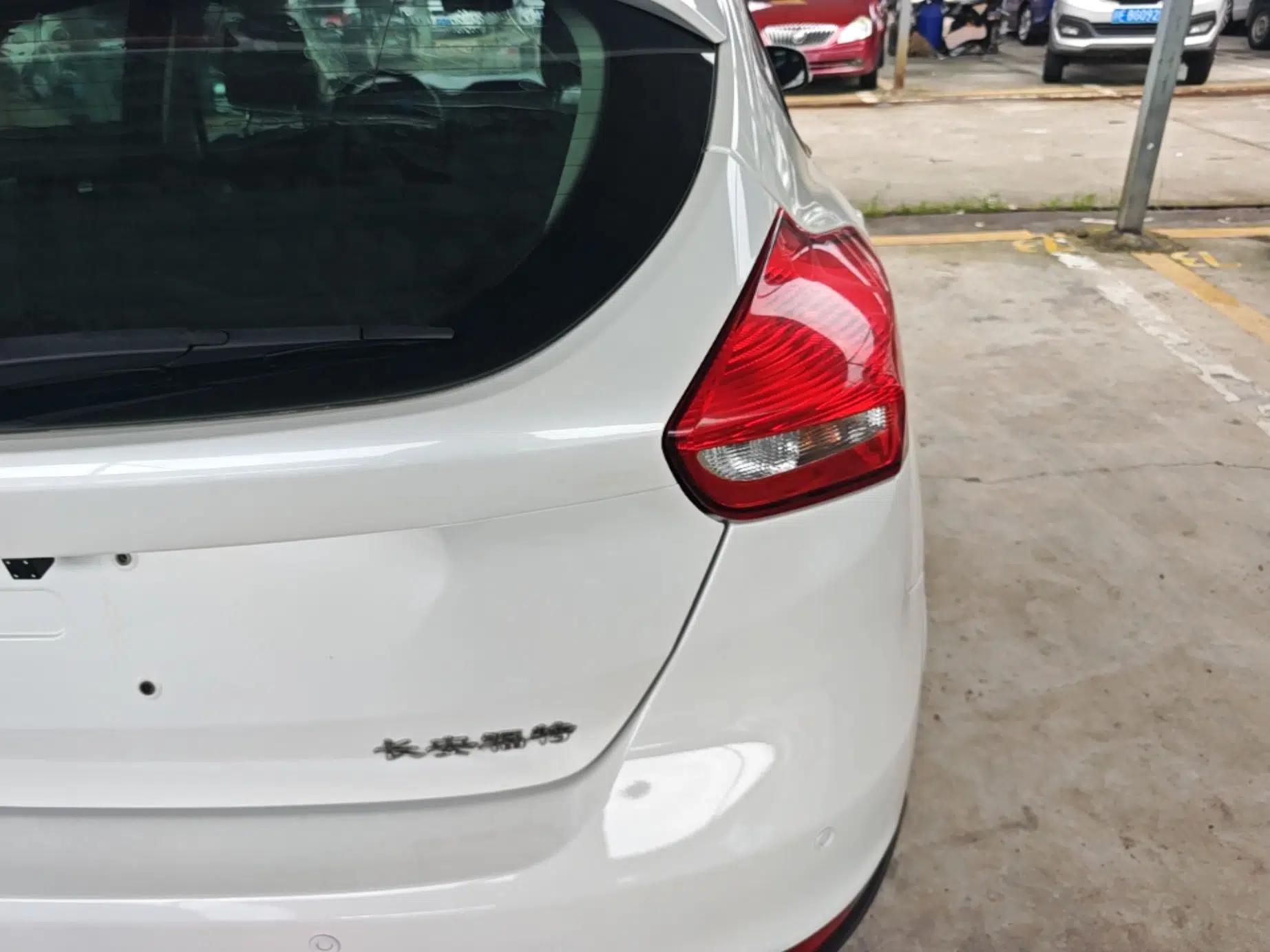 Ford Focus 2015 Hatchback 1.6L Automatic Comfort Model — миниатюра 9