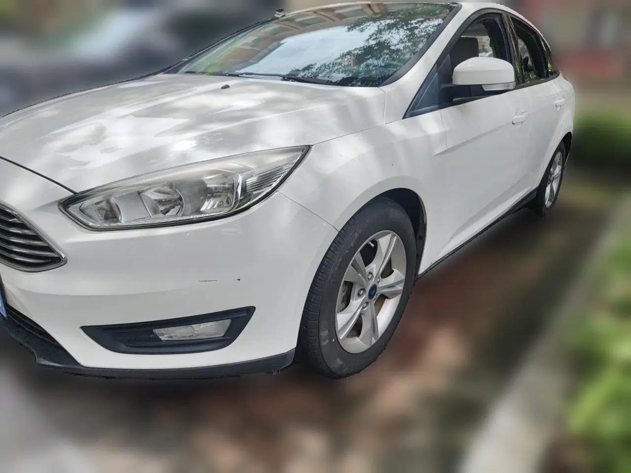 Ford Focus 2015 Sedan 1.6L Manual Comfort Model — миниатюра 1