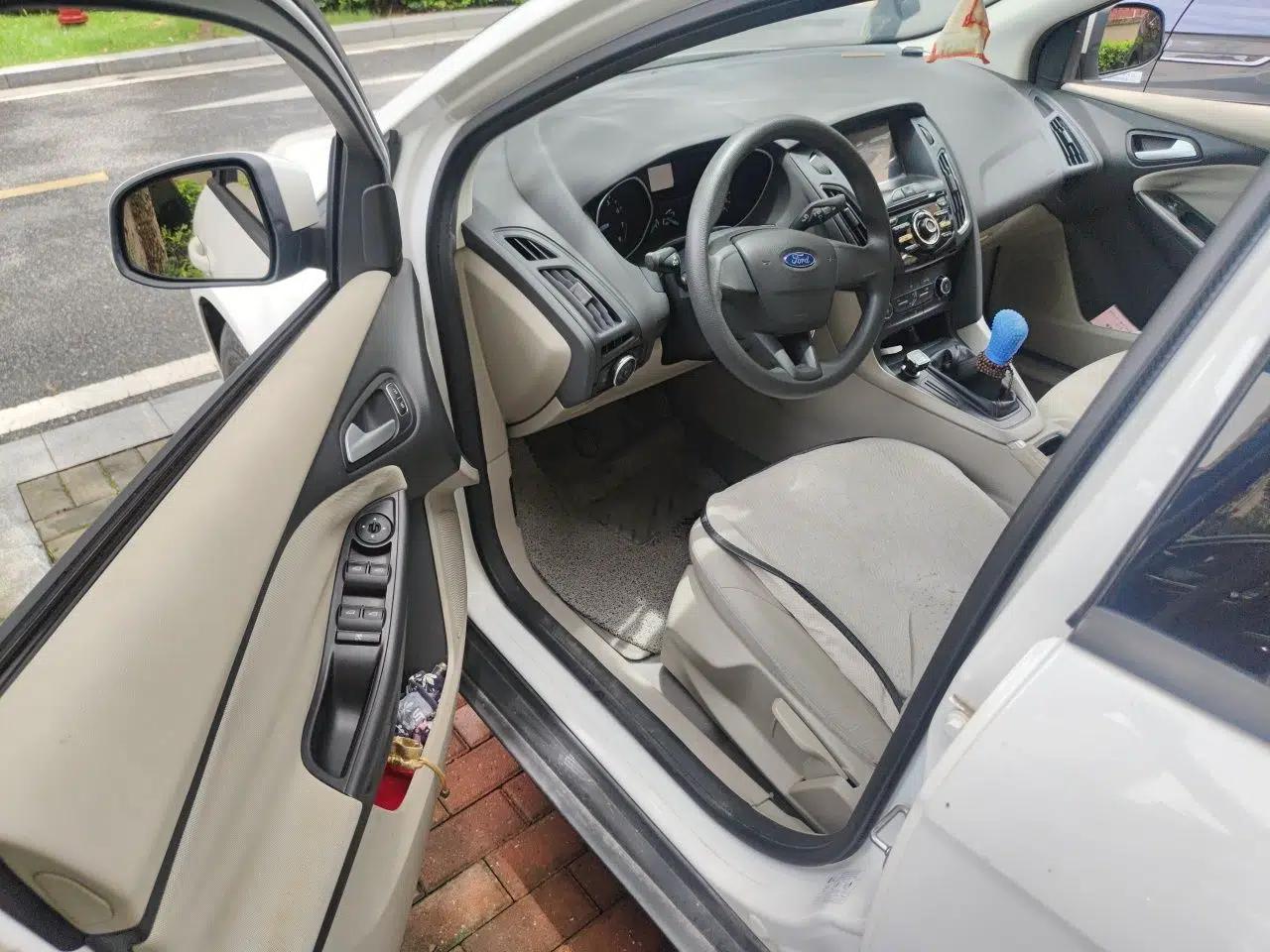 Ford Focus 2015 Sedan 1.6L Manual Comfort Model — миниатюра 13