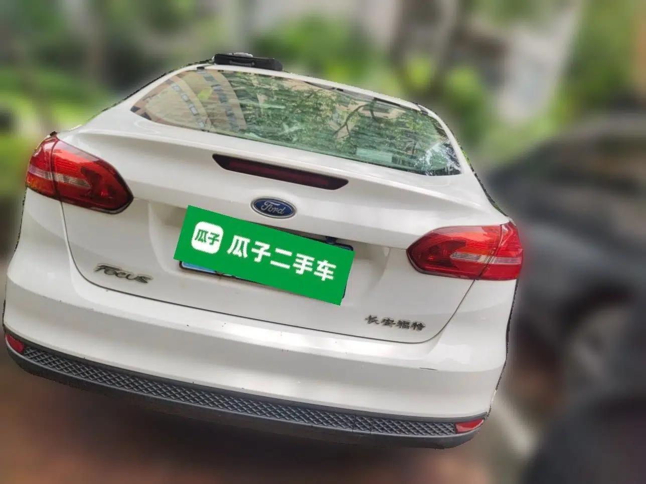 Ford Focus 2015 Sedan 1.6L Manual Comfort Model — миниатюра 3