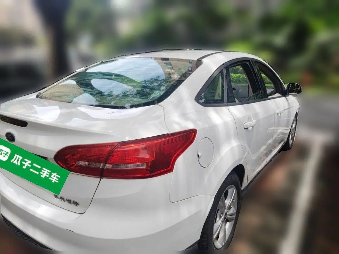 Ford Focus 2015 Sedan 1.6L Manual Comfort Model — миниатюра 4