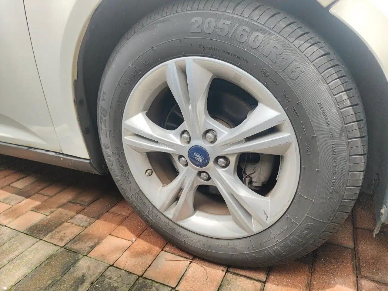 Ford Focus 2015 Sedan 1.6L Manual Comfort Model — миниатюра 5