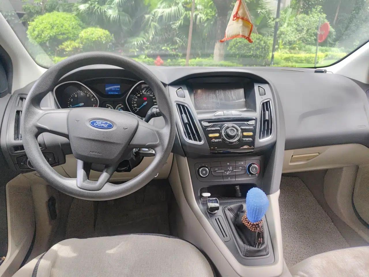 Ford Focus 2015 Sedan 1.6L Manual Comfort Model — миниатюра 6
