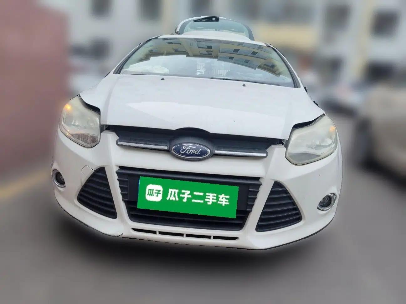 Ford Focus 2012 Hatchback 1.6L Automatic Comfort Model — миниатюра 2
