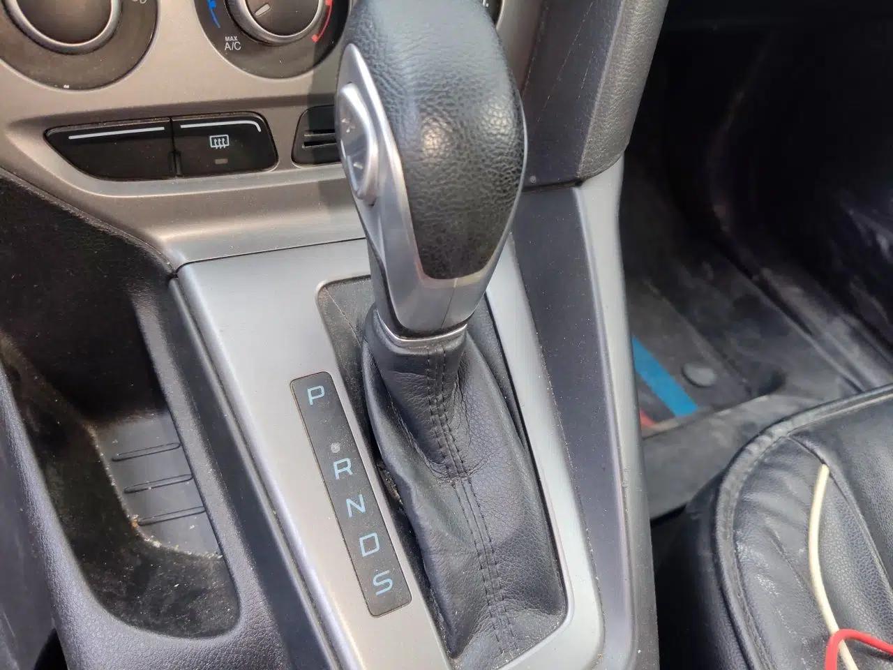 Ford Focus 2012 Hatchback 1.6L Automatic Comfort Model — миниатюра 14