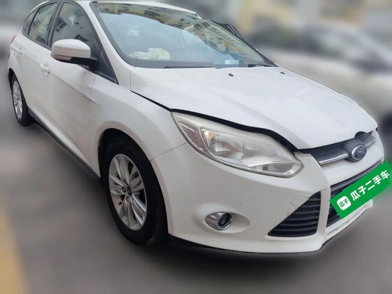 Ford Focus 2012 Hatchback 1.6L Automatic Comfort Model — миниатюра 3